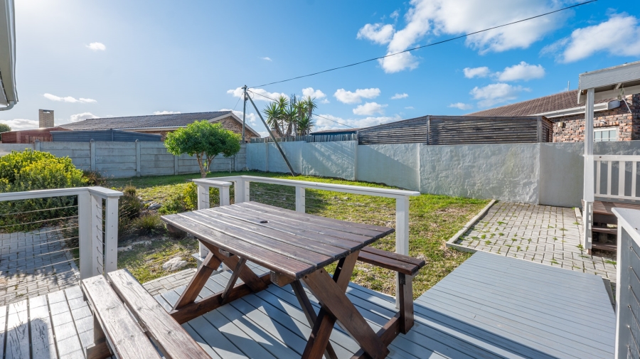 4 Bedroom Property for Sale in Struisbaai Western Cape
